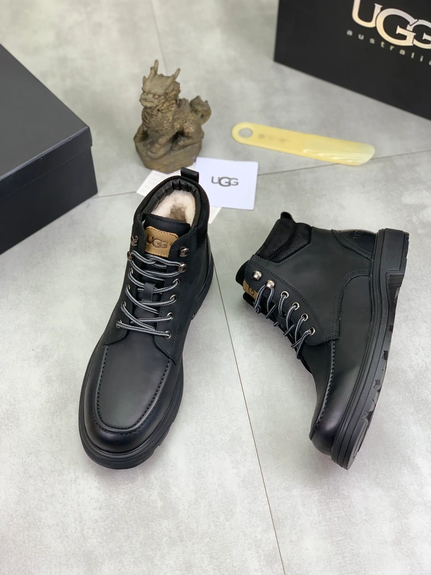 Factory price P640 💶[UGG] (full wool lining) Top-end high-quality fur integrated warm snow boots from Australia's warm luxury men's shoes brand, UGG-5877 official website synchronized, made of imported cowhide, carefully sewn...Imported rubber outsole (comfortable, soft, wear-resistant) The quality is really great...Exquisite workmanship, you can't put it down at first sight, code number: 39-44 Color: 3️⃣colors available